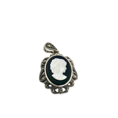 Fine lady pendant